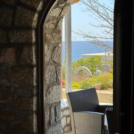 Mani Sea View Beachfront House *