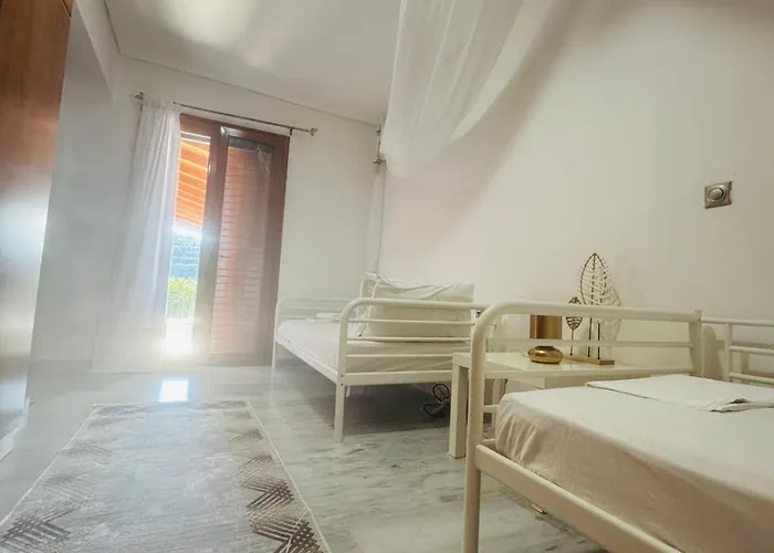 Mani Sea View Beachfront House Дом отдыха *