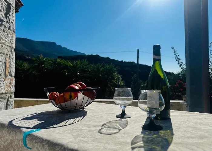 Mani Sea View Beachfront House Дом отдыха Ватхия